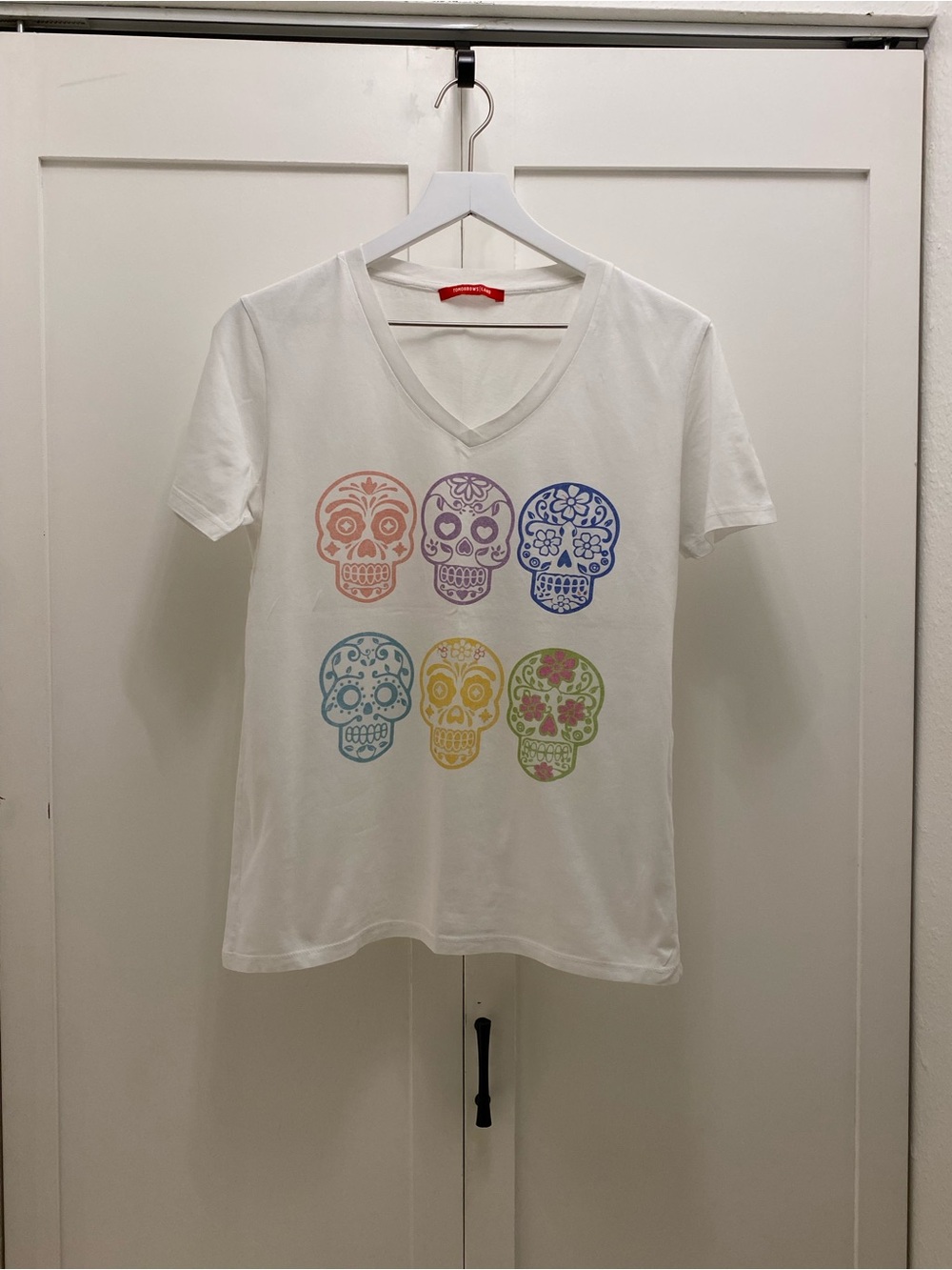 TOMORROWLAND White Tee with Red Label - Picture 2 of 6
